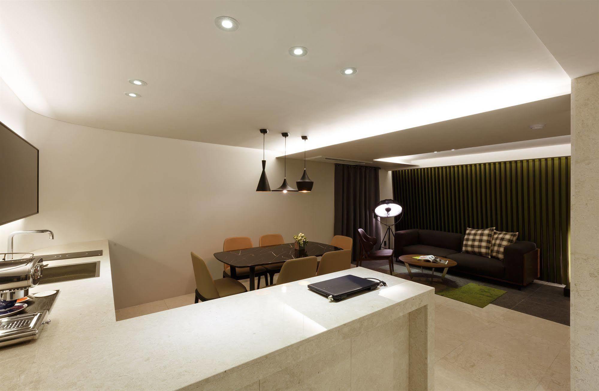 Hotel H 2*
