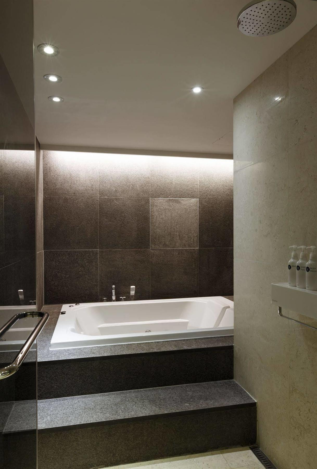 Hotel H 2*