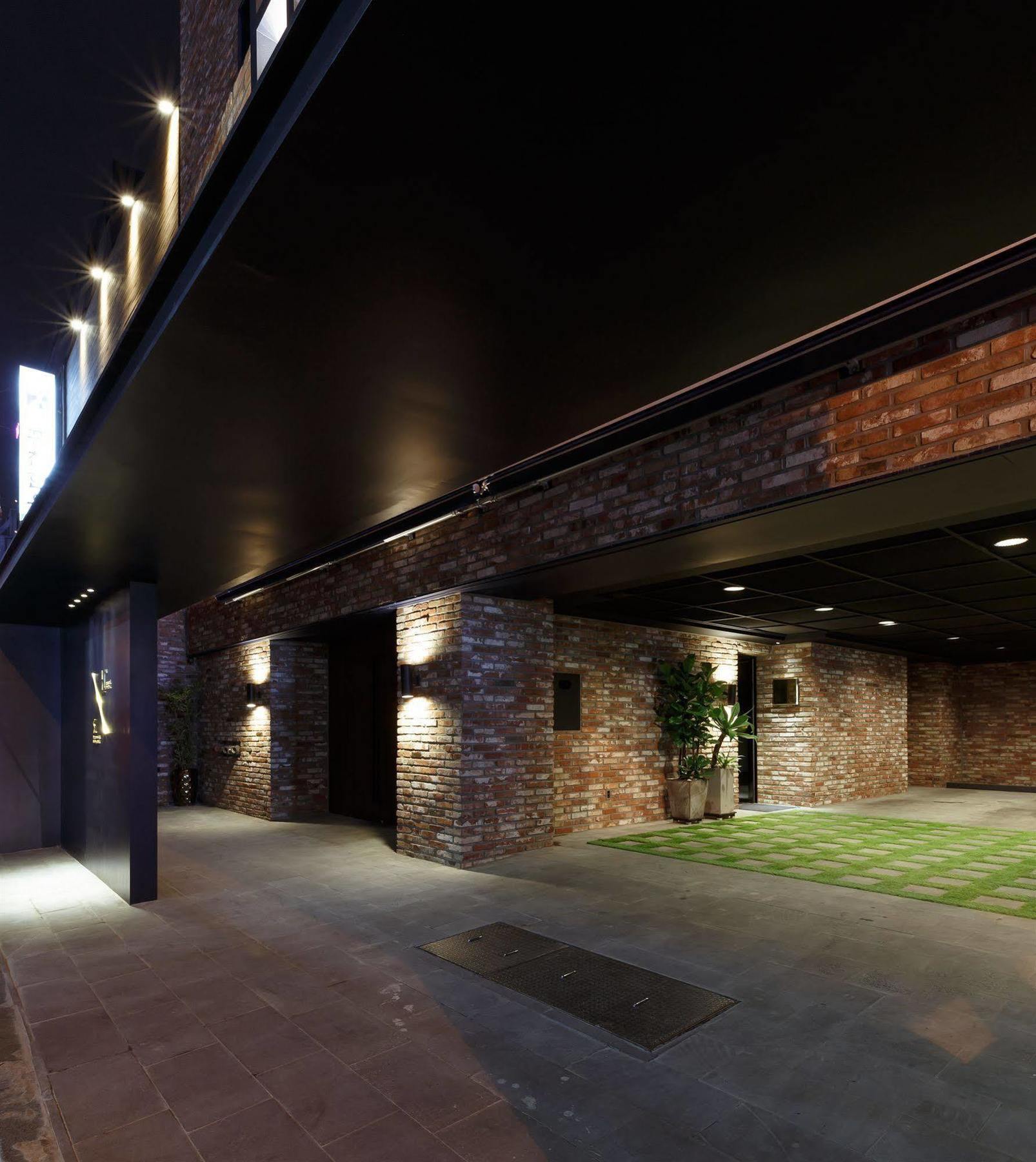 Hotel H